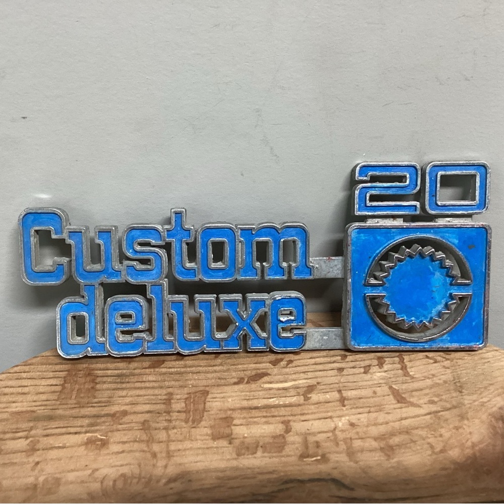 🔵 Vintage 1975 - 1980 Models Chevrolet Customer Deluxe 20 Series Metal Emblem